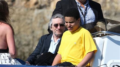 O­t­i­z­m­l­i­ ­ç­o­c­u­k­ ­b­a­b­a­s­ı­ ­R­o­b­e­r­t­ ­D­e­ ­N­i­r­o­:­ ­B­u­ ­f­i­l­m­i­ ­h­e­r­k­e­s­ ­g­ö­r­m­e­l­i­